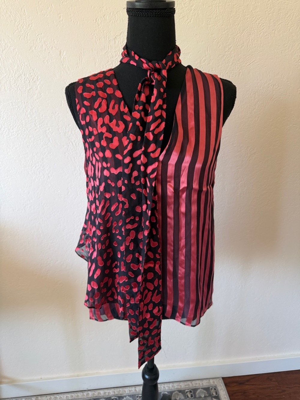 EUC ALICE & Olivia SILK Sleeveless Black & Red Tie-Neck Mixed Print Top